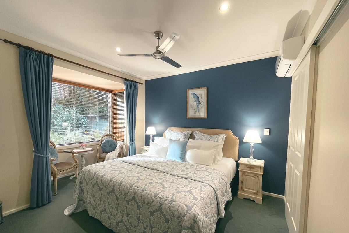 Romantisches Doppel- und Zweibettzimmer, 1 King-Bett, Gartenblick (The Georgette) | 1 Schlafzimmer, Pillowtop-Betten, Zimmersafe, individuell dekoriert