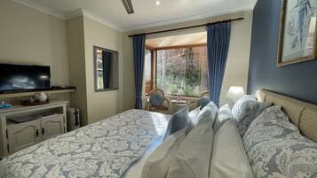 Romantisches Doppel- und Zweibettzimmer, 1 King-Bett, Gartenblick (The Georgette) | Pillowtop-Betten, Zimmersafe, individuell dekoriert