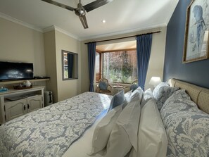 Romantisches Doppel- und Zweibettzimmer, 1 King-Bett, Gartenblick (The Georgette) | Pillowtop-Betten, Zimmersafe, individuell dekoriert