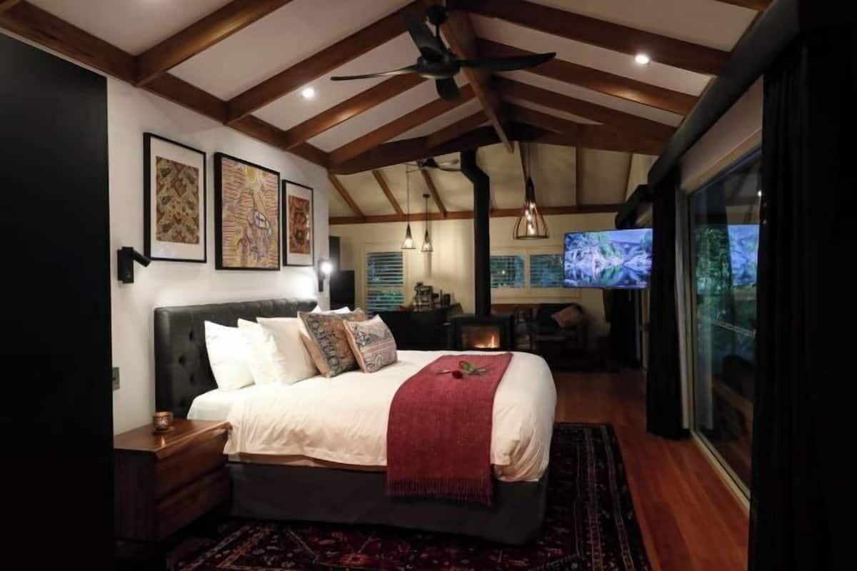 1 bedroom, Egyptian cotton sheets, premium bedding, pillowtop beds