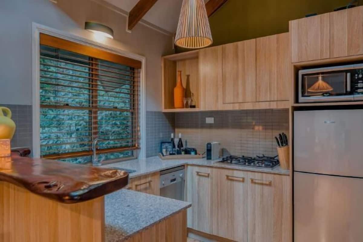 Private kitchen | Full-size fridge, microwave, stovetop, dishwasher