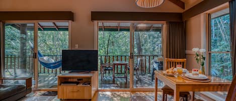 Rainforest Villa | Vardagsrum | 106-centimeters platt-tv med digitalkanaler, tv och eldstad