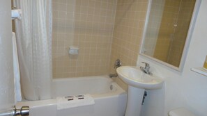 Bañera, artículos de higiene personal gratuitos y toallas