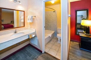 King Room Non Smoking | Bureau, fer et planche à repasser, lit d’appoint (supplément)