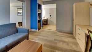 Ein modernes Wohnzimmer mit einer Couch, einem Holztisch und einem Schrank.