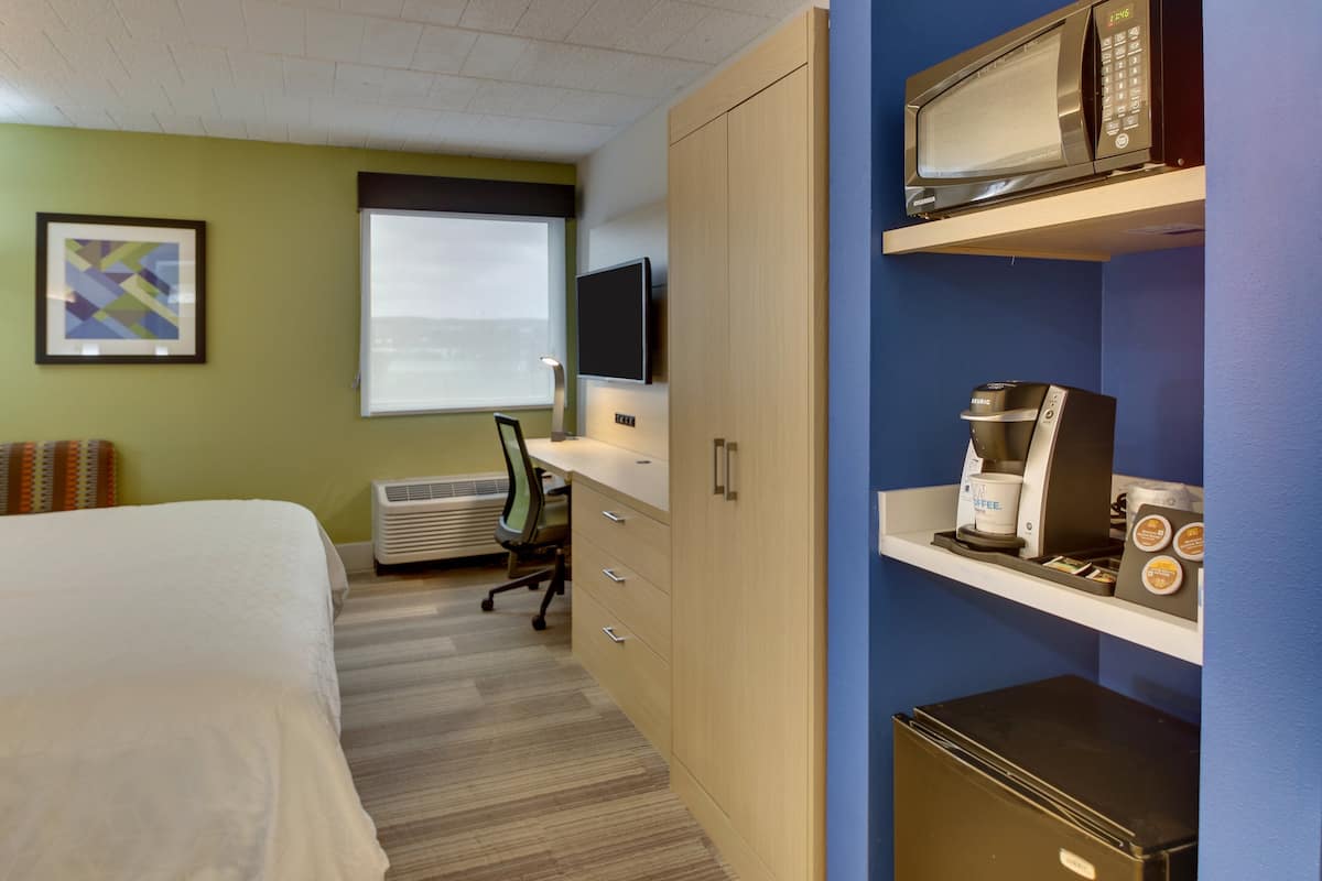 Premium bedding, in-room safe, desk, laptop workspace
