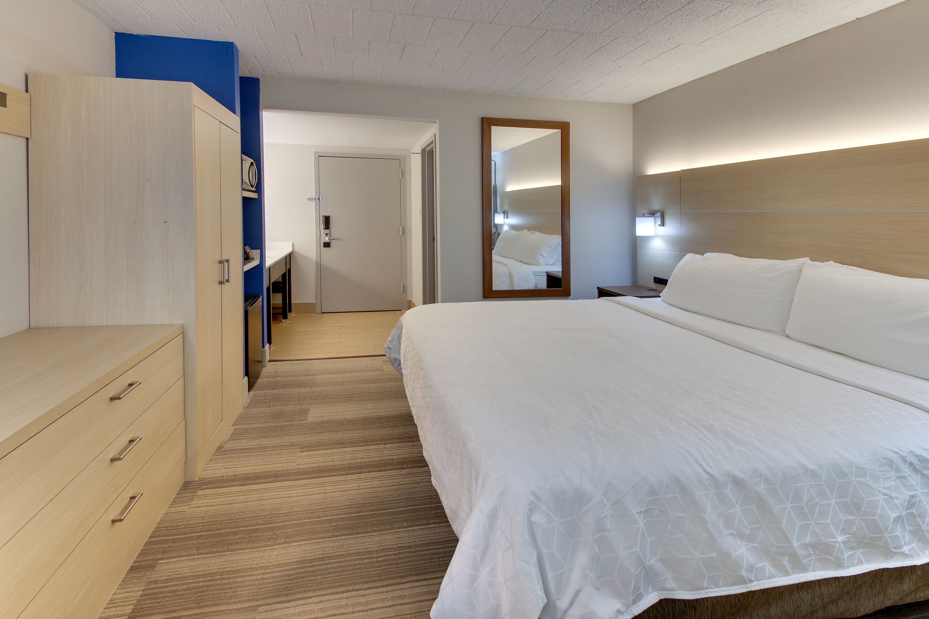 premium bedding, in-room safe, desk, laptop workspace