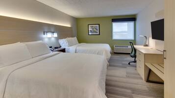 Ylelliset vuodevaatteet, tallelokero huoneessa, työpöytä