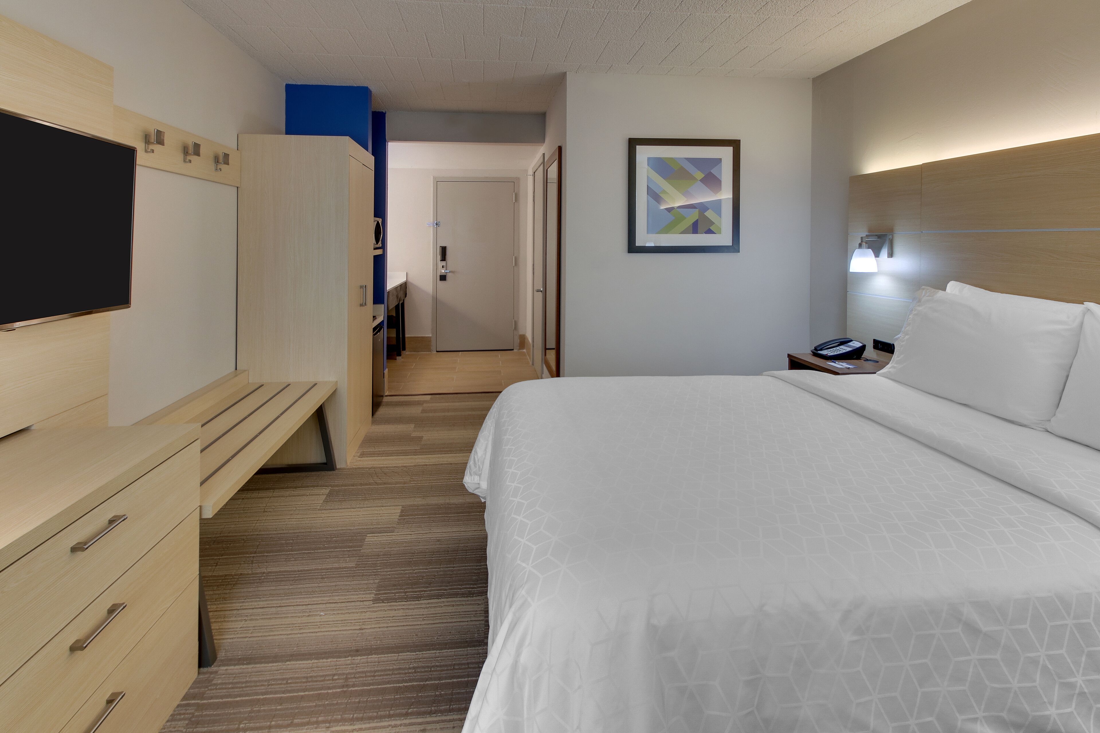 Ropa de cama de alta calidad y caja de seguridad en la habitación 