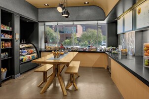 Desayuno a la carta todos los días (con cargo)