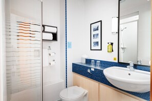 Shower, hair dryer, towels - Holiday Inn Express Shrewsbury by IHG (Shrewsbury)