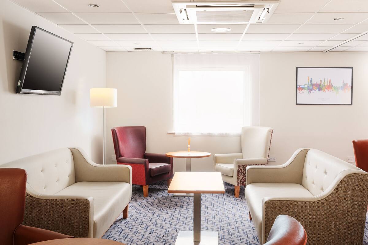 serves breakfast and dinner