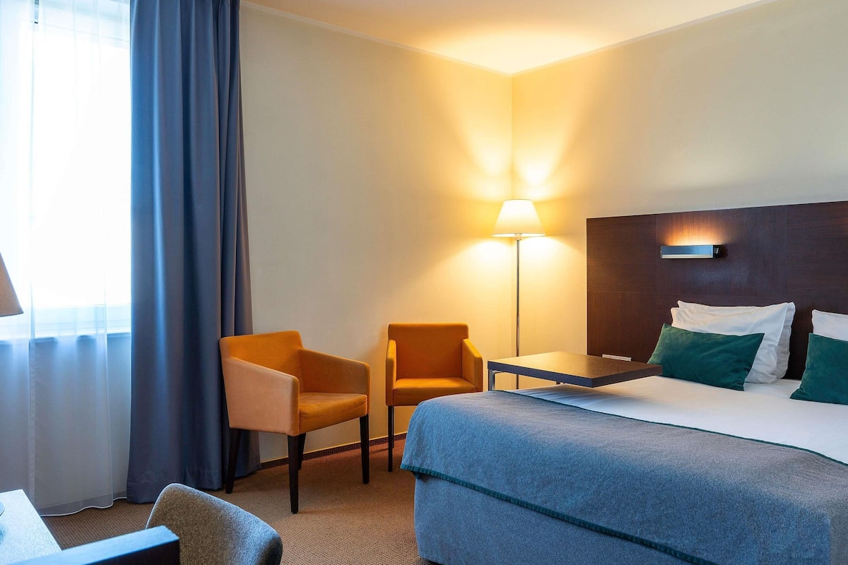 Classic Room, 1 Queen Bed | Premium bedding, in-room safe, desk, laptop workspace