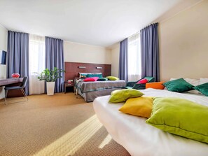 Hochwertige Bettwaren, Zimmersafe, Schreibtisch