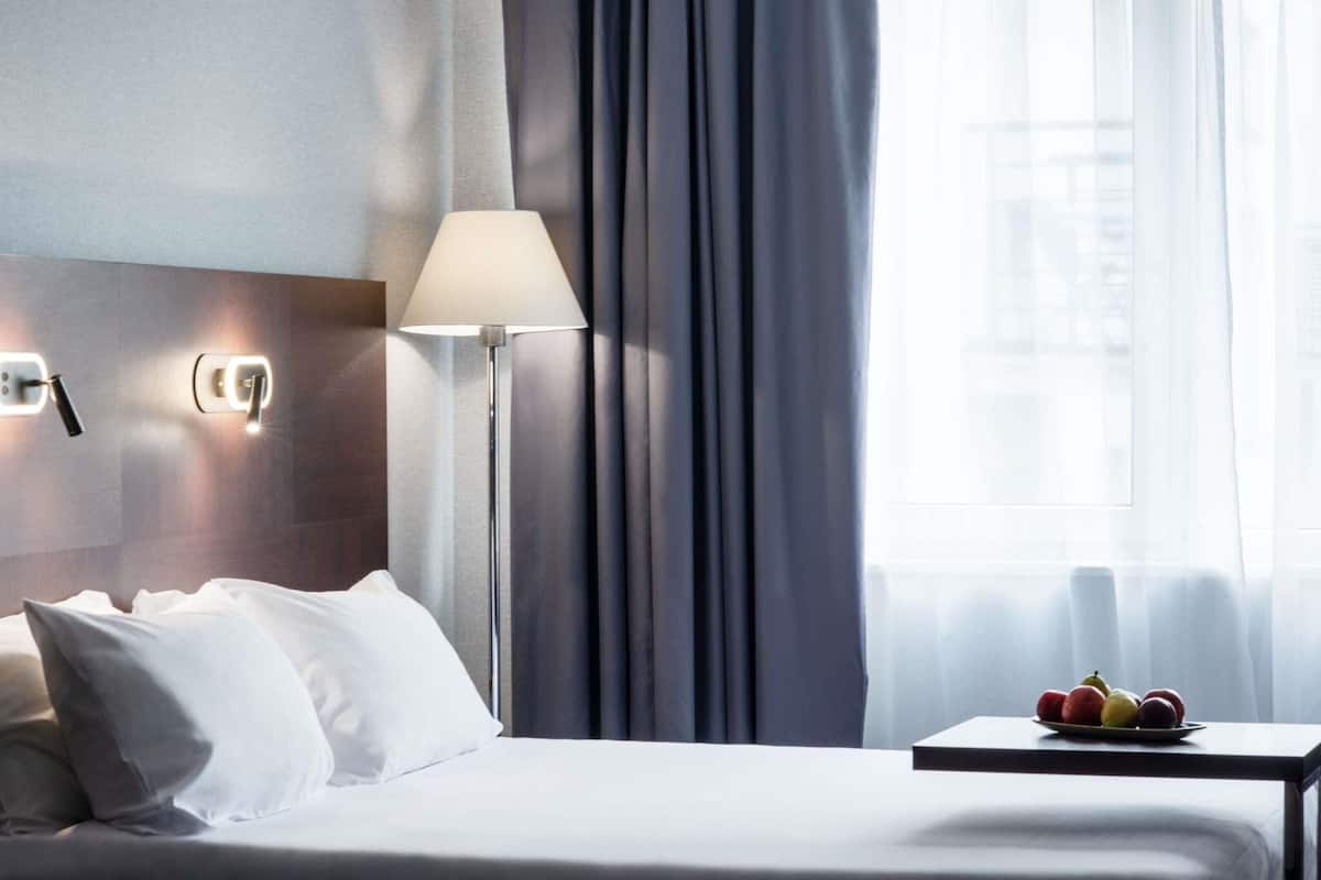 Classic Plus Room, 1 Queen Bed | Premium bedding, in-room safe, desk, laptop workspace