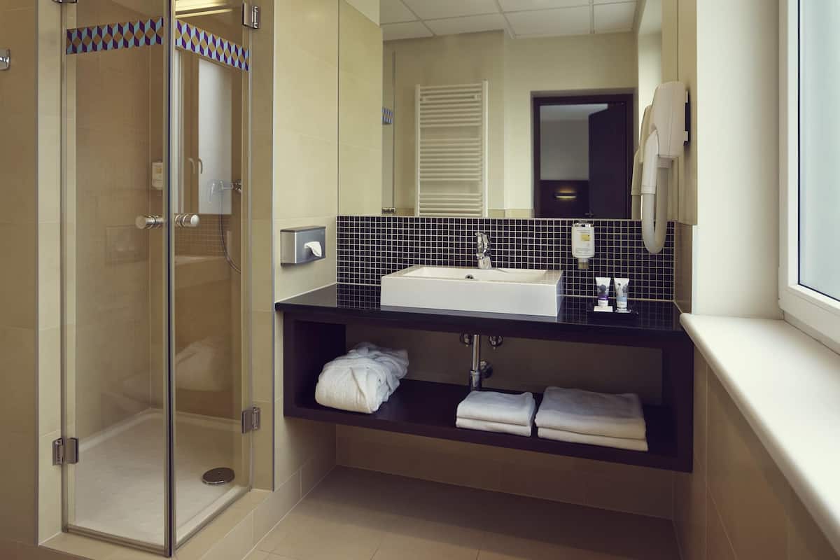1 bedroom, premium bedding, in-room safe, desk