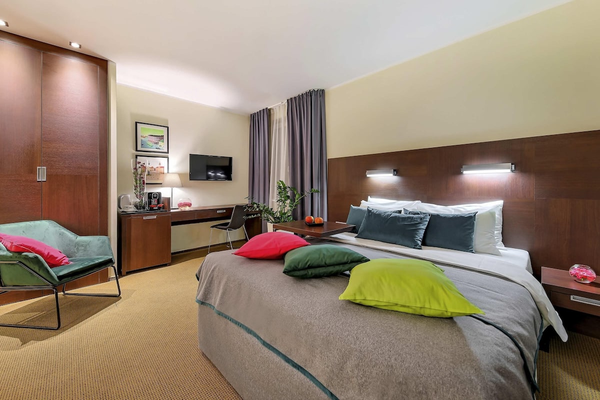 1 bedroom, premium bedding, in-room safe, desk