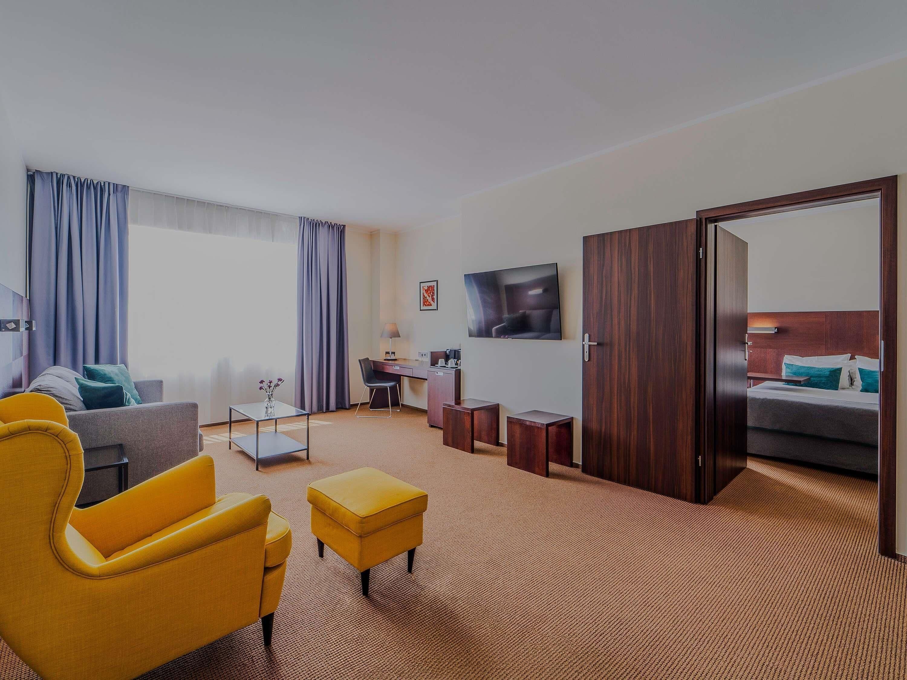 Suite Junior, 1 letto queen (Queen) | Biancheria da letto di alta qualità, cassaforte in camera, una scrivania