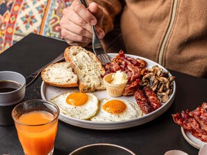 Tägliches Frühstücksbuffet gegen Gebühr
