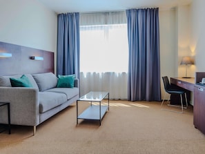 Suite junior, 1 cama de matrimonio (Queen) | 1 dormitorio, ropa de cama de alta calidad, caja fuerte y escritorio
