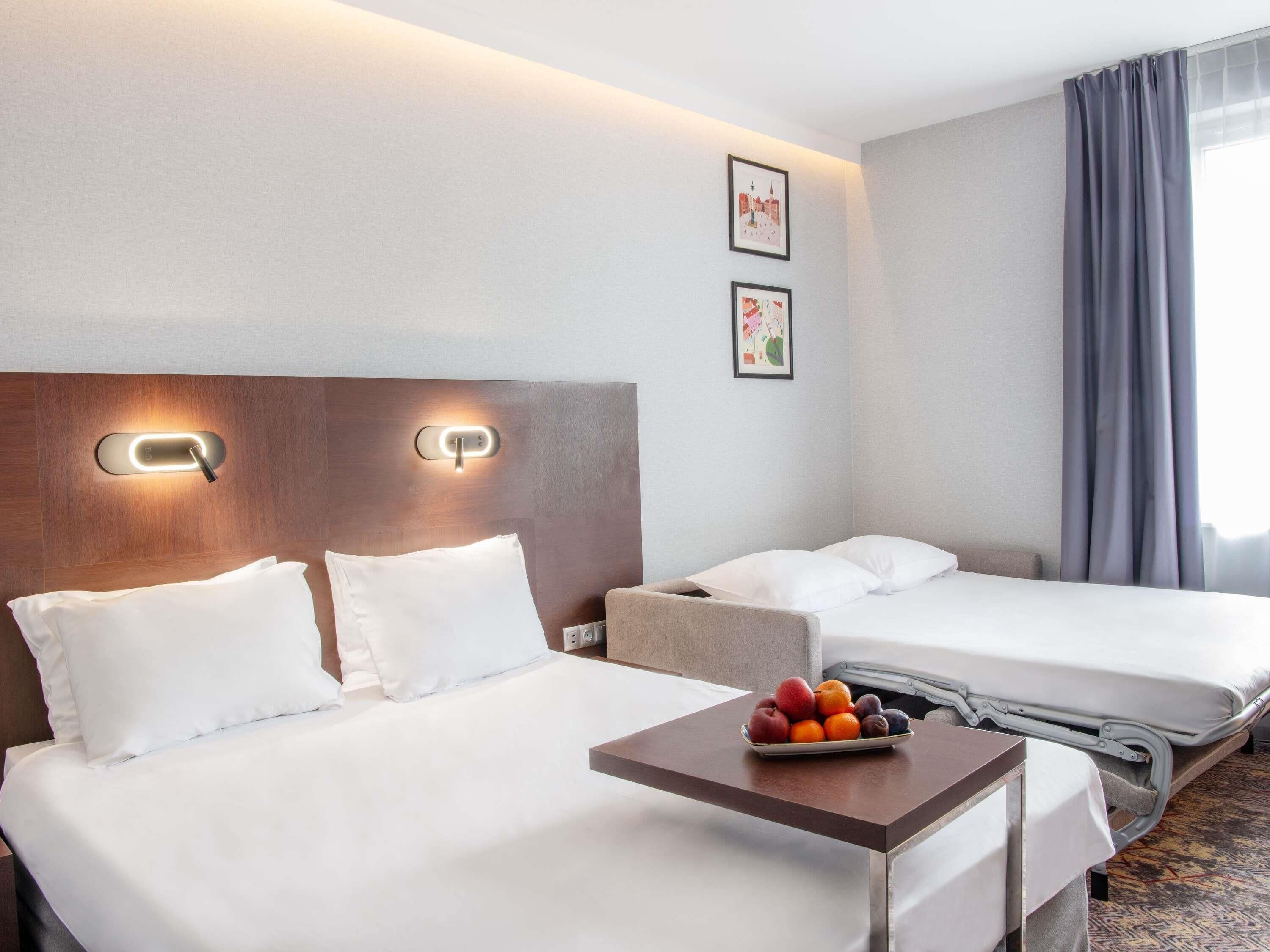 Quarto casal família, 1 cama de casal e sofá-cama (Classic) | Roupas de cama premium, cofres nos quartos, escrivaninha