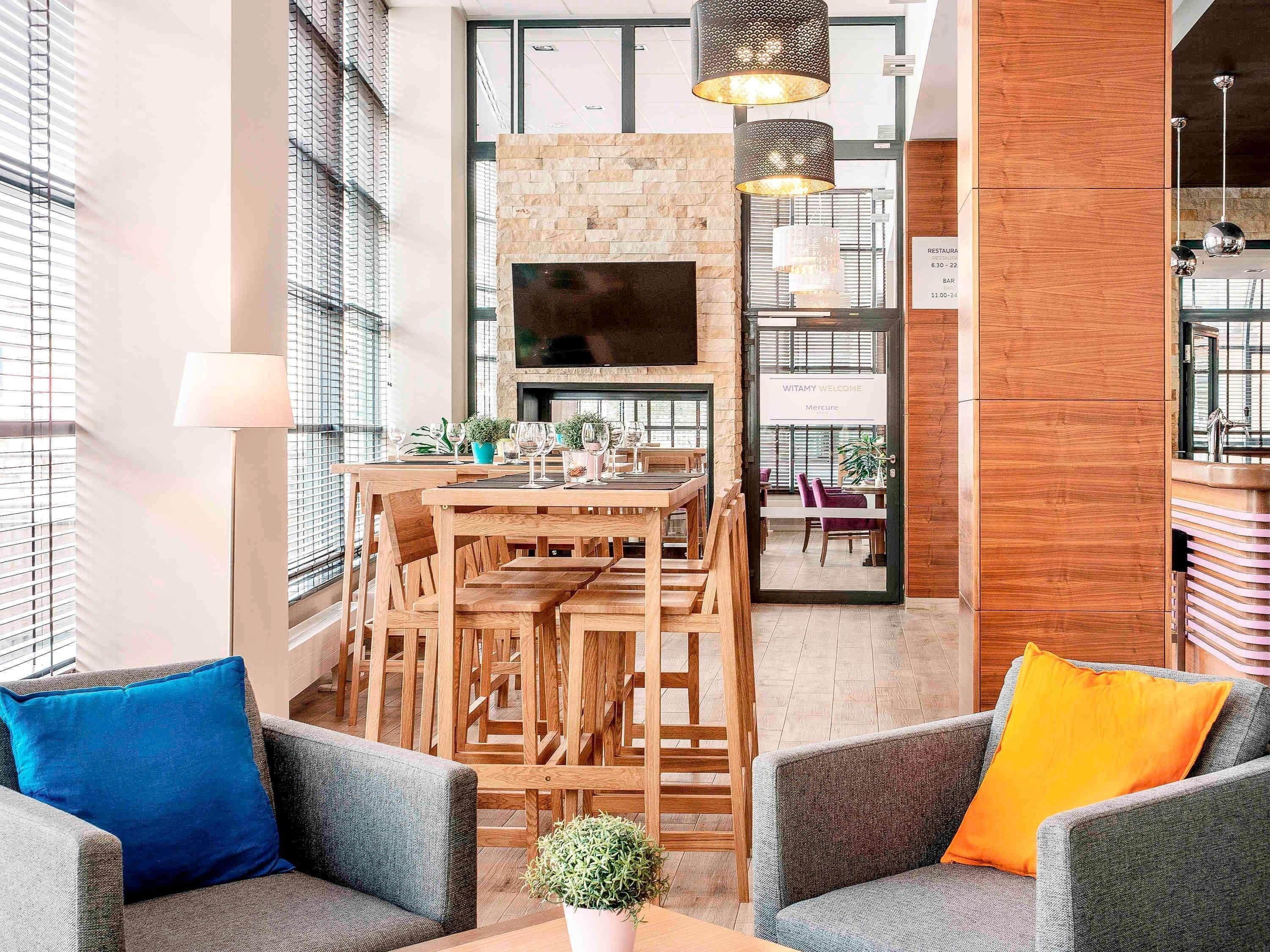 Breakfast, lunch, dinner served; international cuisine 