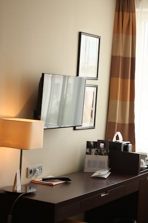 Habitación clásica, 1 cama Queen size | Ropa de cama de alta calidad y caja de seguridad en la habitación