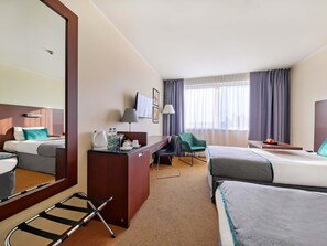 Klassieke kamer, 2 eenpersoonsbedden | 1 slaapkamer, luxe beddengoed, een kluis op de kamer, een bureau