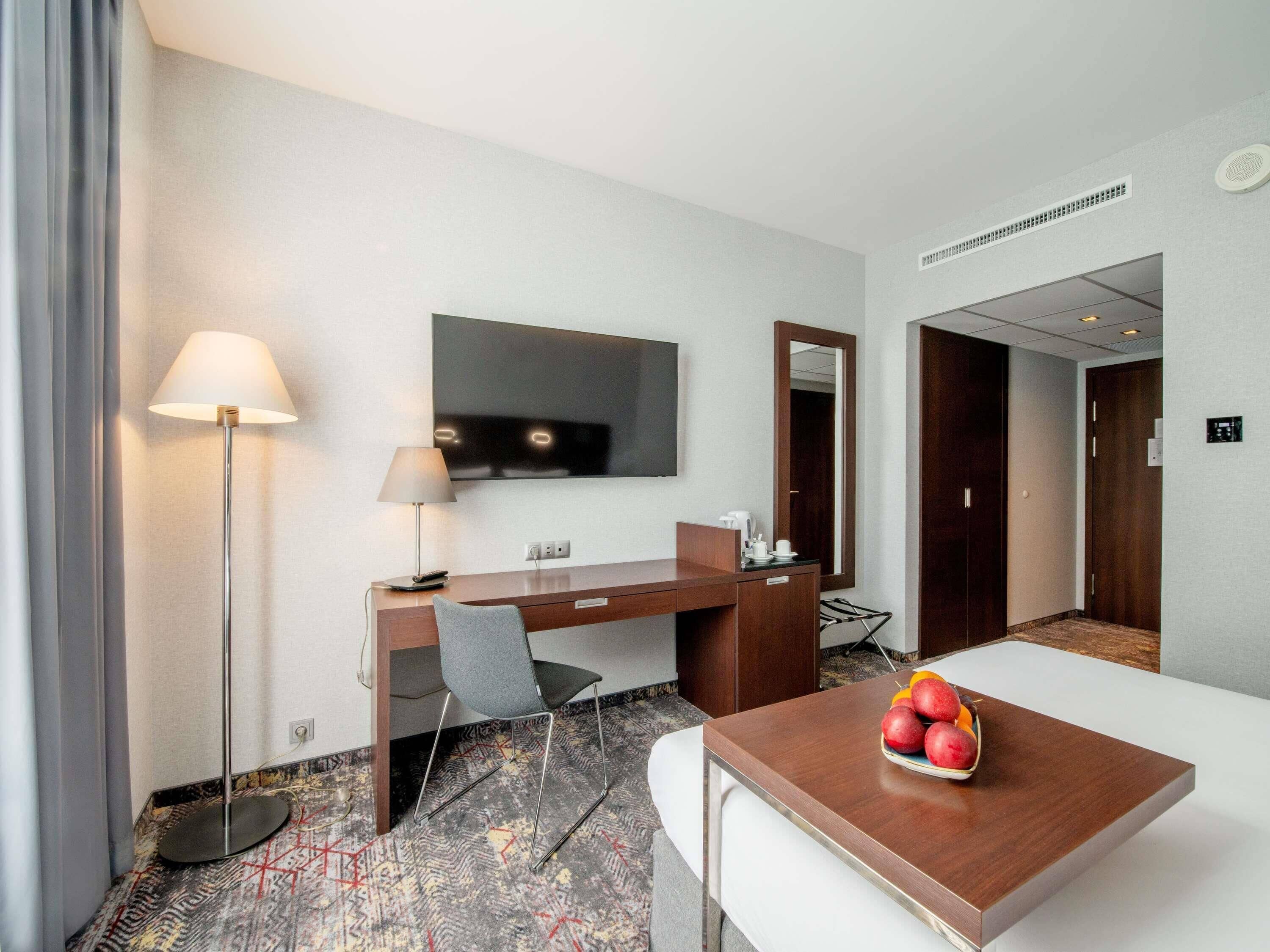 Classic Plus Room, 1 Queen Bed | Premium bedding, in-room safe, desk, laptop workspace