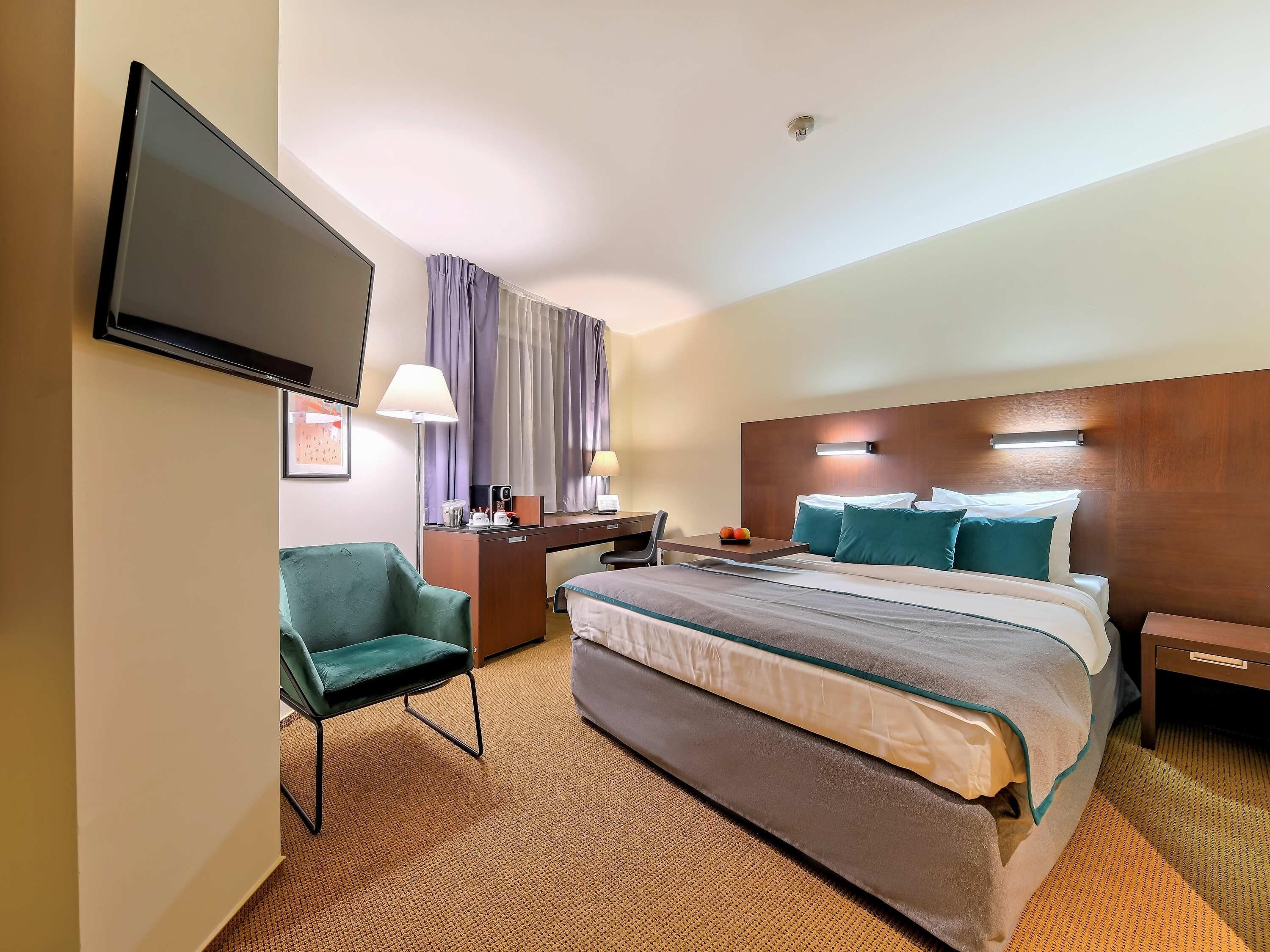 Premium bedding, in-room safe, desk, laptop workspace