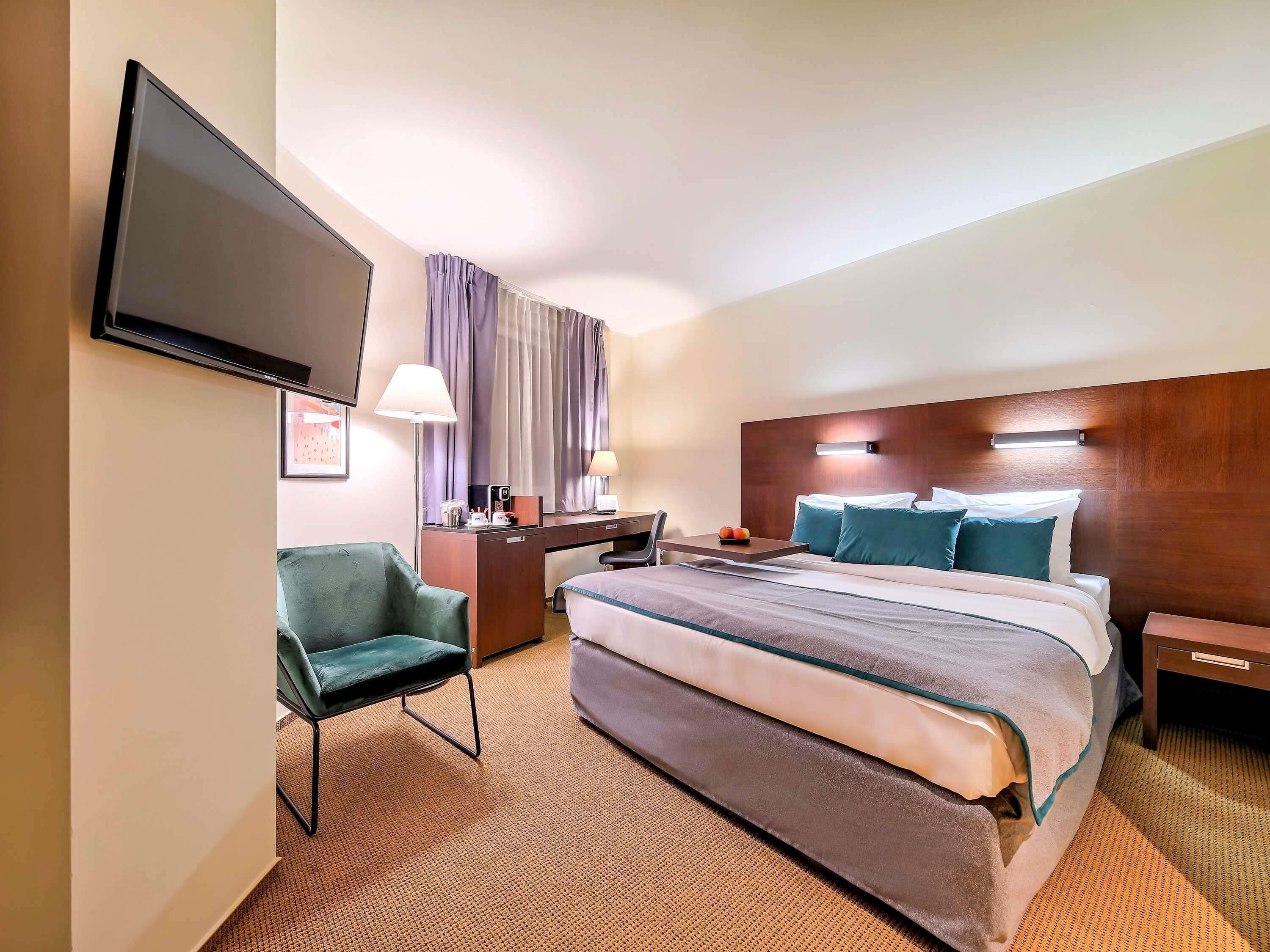 Premium bedding, in-room safe, desk, laptop workspace