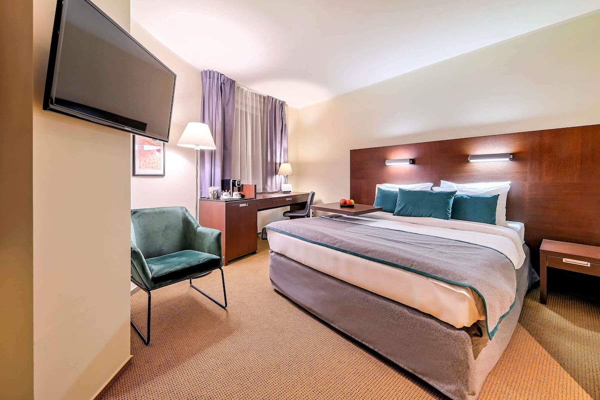 Premium bedding, in-room safe, desk, laptop workspace