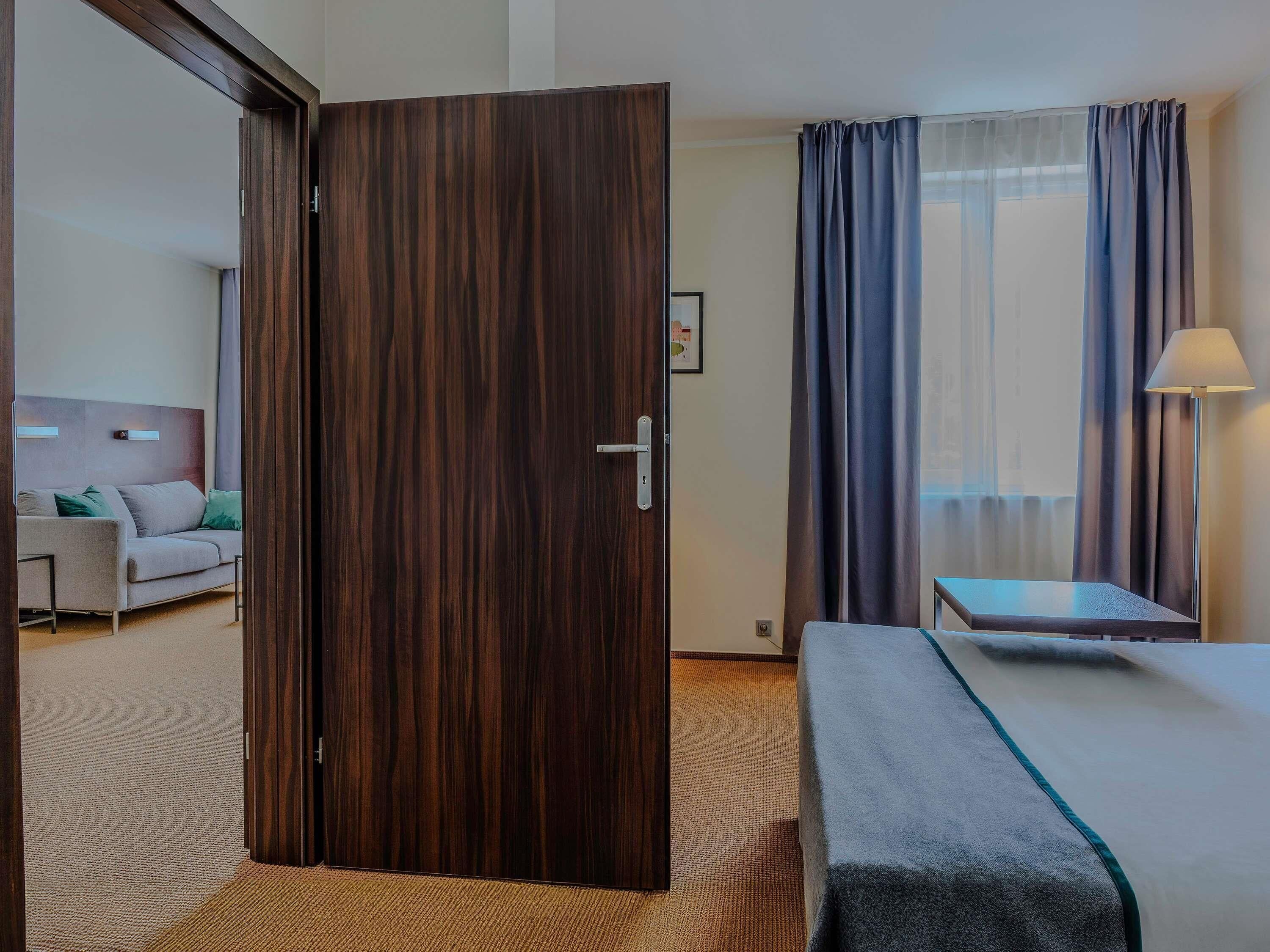 Junior Suite, 1 Queen Bed (Queen) | Premium bedding, in-room safe, desk, laptop workspace