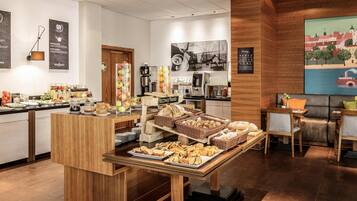 Desayuno buffet diario (PLN 69 por persona)