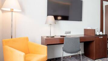 Habitación familiar doble, 1 cama doble con sofá cama (Classic) | 1 dormitorio, ropa de cama de alta calidad, caja fuerte y escritorio