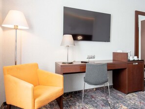 ห้องแฟมิลี่ดับเบิล, เตียงใหญ่ 1 เตียง และโซฟาเบด (Classic) | 1 ห้องนอน, เครื่องนอนระดับพรีเมียม, ตู้นิรภัยในห้องพัก, โต๊ะทำงาน