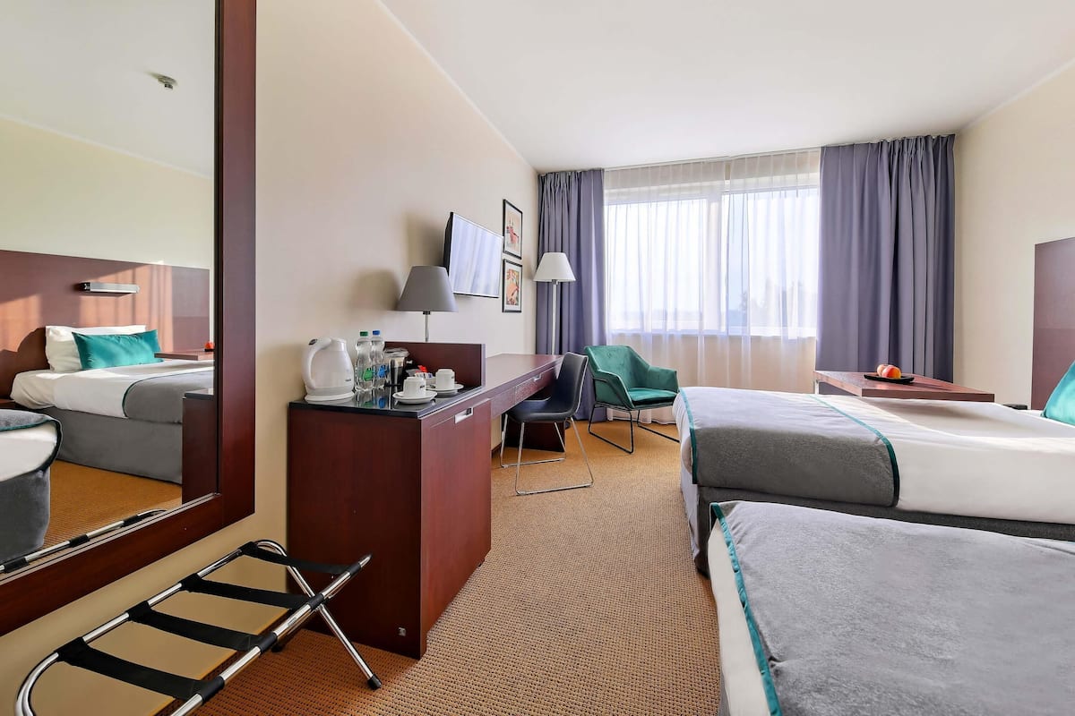 Classic-værelse - 2 enkeltsenge | 1 soveværelse, premium-sengetøj, pengeskab på værelset, skrivebord