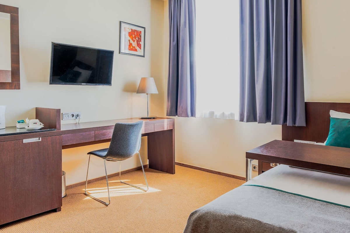 Classic Room, 1 Twin Bed | 1 bedroom, premium bedding, in-room safe, desk