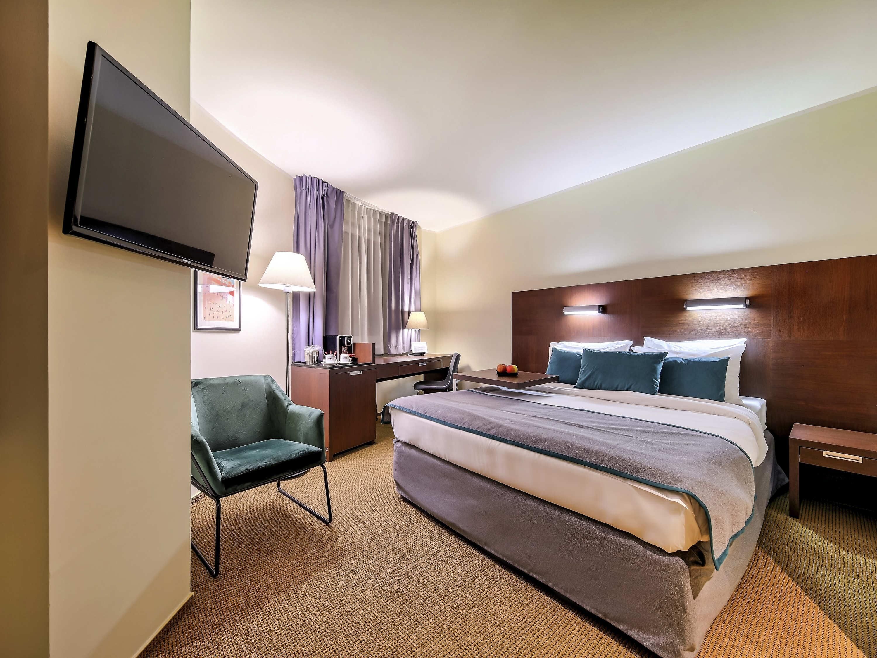 Premium bedding, in-room safe, desk, laptop workspace