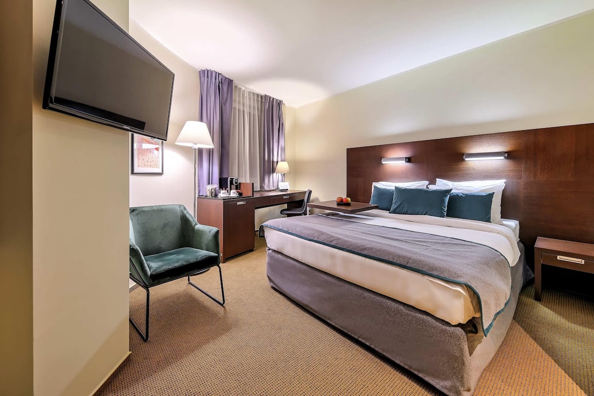 Classic Room, 1 Twin Bed | Premium bedding, in-room safe, desk, laptop workspace