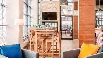 Breakfast, lunch, dinner served; international cuisine