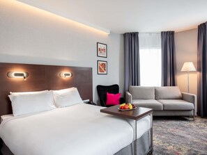 Ropa de cama de alta calidad y caja de seguridad en la habitación