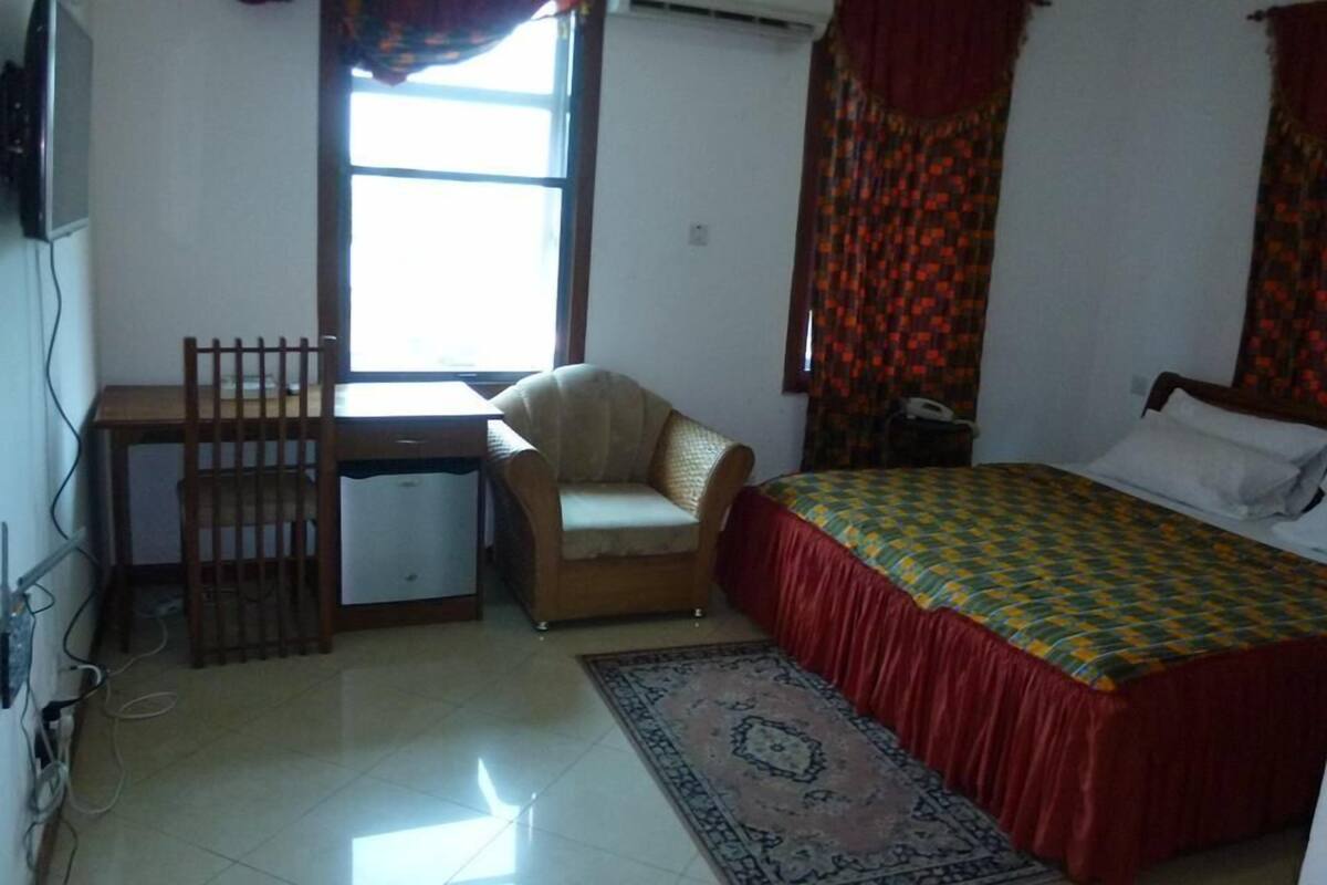 Premium bedding, in-room safe, desk, free WiFi