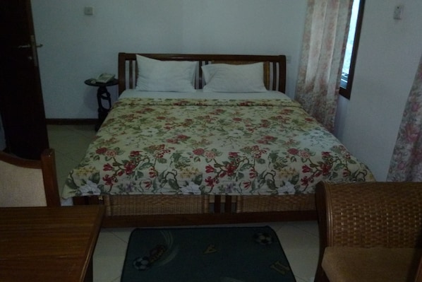 Premium bedding, in-room safe, desk, free WiFi