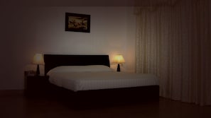 Minibar, brankas, dan didekorasi berbeda-beda