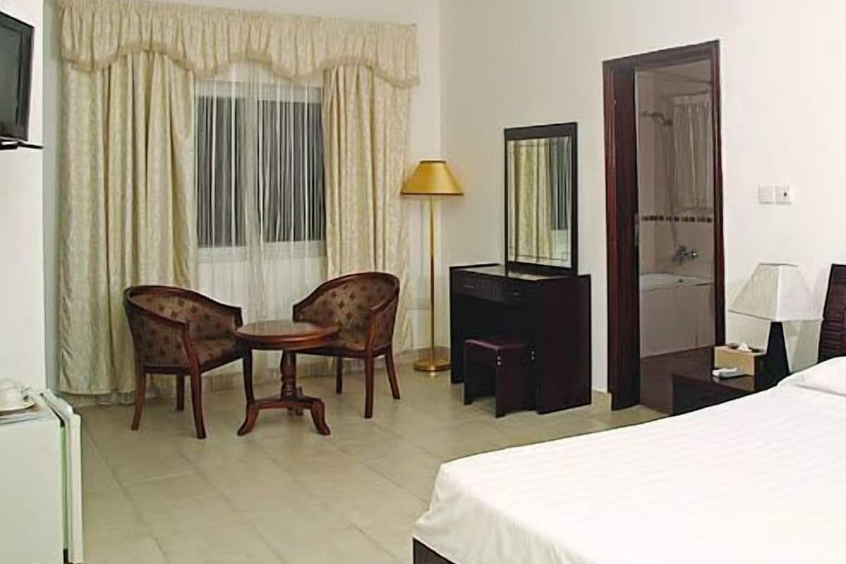 Executive Room | Bar mini, peti besi dalam bilik, dihias secara berasingan