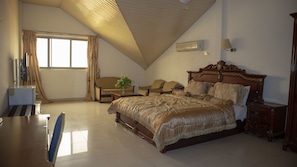 Junior Suite | Minibar, desk, free WiFi, bed sheets - Crown Liberty Hotel (Accra)