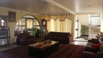 Área de estar no saguão