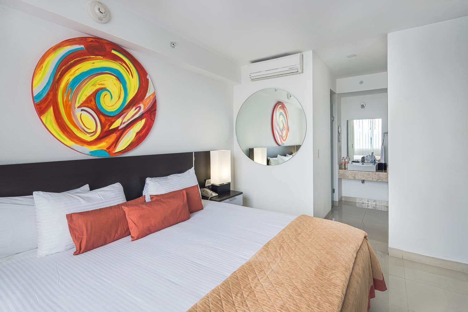 ألحفة محشوة بالريش وخزنة داخل الغرفة ومكتب ومكواة/لوح كي