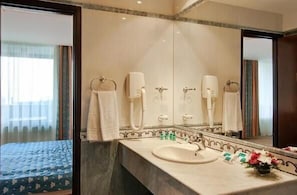 Standard Double Room, Balcony | Bathroom